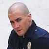 Jake Gyllenhaal et Michael Peña durant le tournage de End of Watch. Jake Gyllenhaal n'est pas au top de sa beauté sans cheveux...