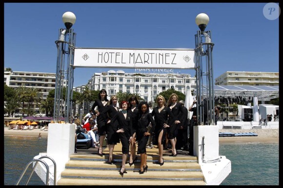 Les superbes girls du Crazy Horse présentent la collection Chopard, sur le ponton du Martinez, lors du 64e Festival de Cannes, le 17 mai 2011.