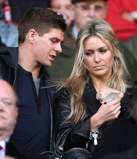 La ravissante Alex Curran, 28 ans, épouse du footballeur vedette Steven Gerrard, a annoncé sa troisième grossesse dans l'édition du 17 mai du magazine OK!, dont elle est chroniqueuse ! (photo : le 25 octobre 2009)
