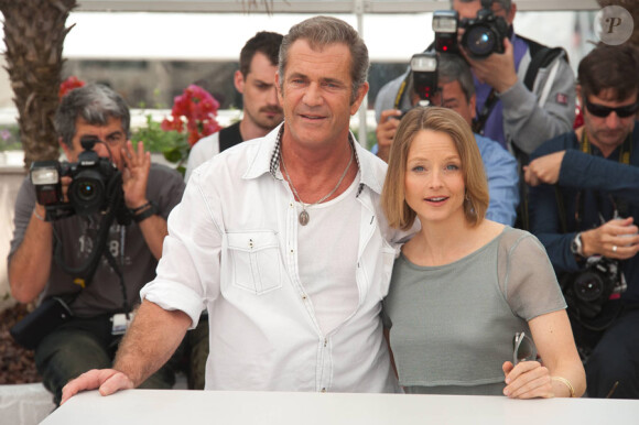 Mel Gibson et Jodie Foster, deux stars hollywoodiennes, lors du photocall du Complexe du castor au festival de Cannes le 18 mai 2011