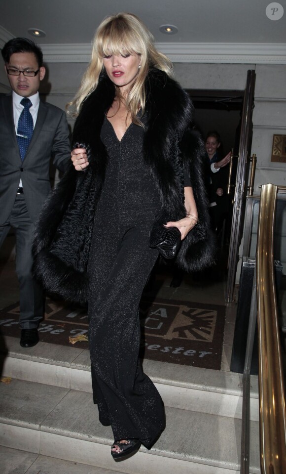 Kate Moss adore les tenues sombres qui font ressortir sa blondeur. Londres, 1er novembre 2010
 