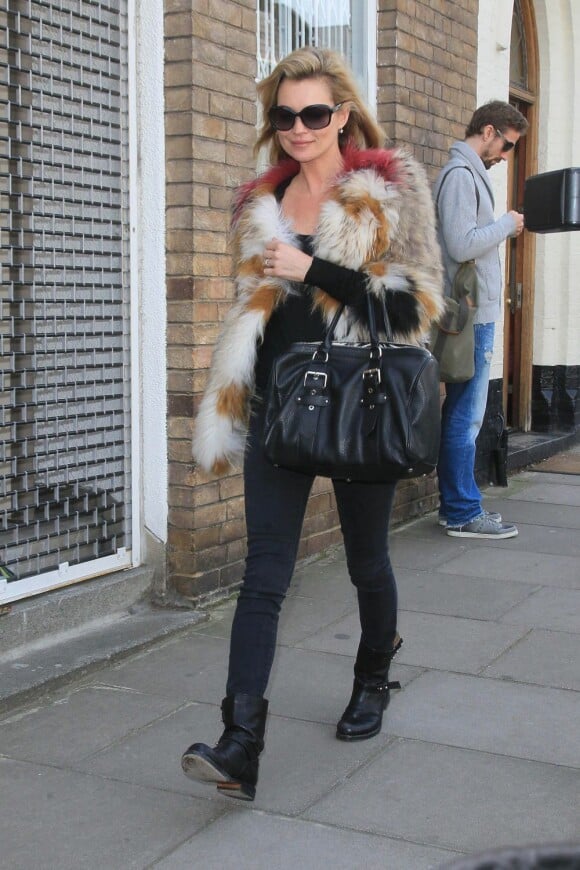 Slim, boots, fourrure et it-bag... Kate Moss est la reine du style ! Londres, 15 mars 2011
 