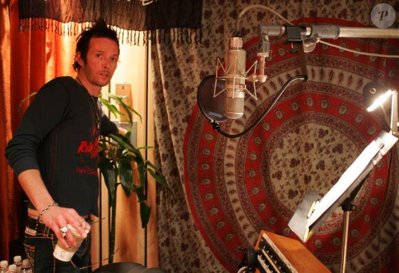 Scott Weiland (photo : en studio en 2007 avec Velvet Revolver), revenu à Stone Temple Pilots après l'aventure marquante Velvet Revolver avec Slash, confie avoir été violé par un garçon de son école à l'âge de douze ans dans son autobiographie Not Dead and Not for Sale, parue le 17 mai 2011.