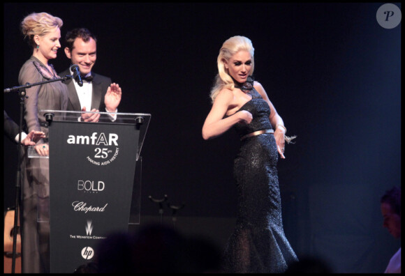 Gwen Stefani fait le show non loin de Jude Law, lors du gala de l'amfAR au Cap d'Antibes le 19 mai 2011