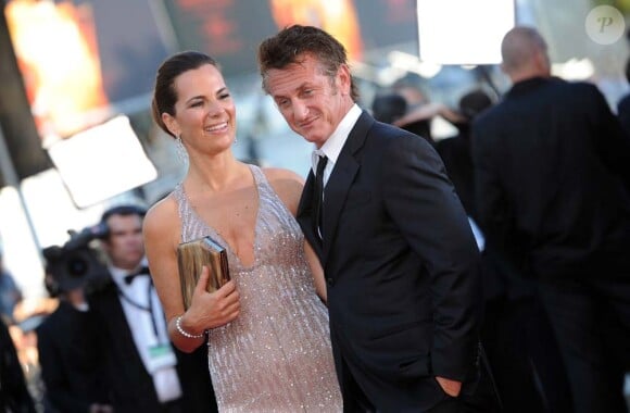 Sean Penn et Roberta Armani pour la montée des marches de This must be the place de Paolo Sorrentino, à Cannes, le 20 mai 2011.