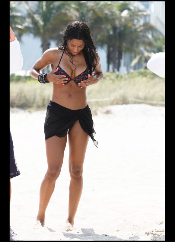 Ciara et son corps étourdissant, profite de la plage avec son nouveau chéri Amar'e Stoudemire, le 14 mai 2011 à Miami