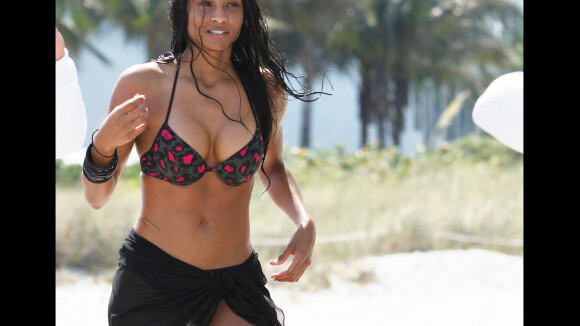 Ciara : Eblouissante en bikini, elle officialise sur la plage avec son chéri !