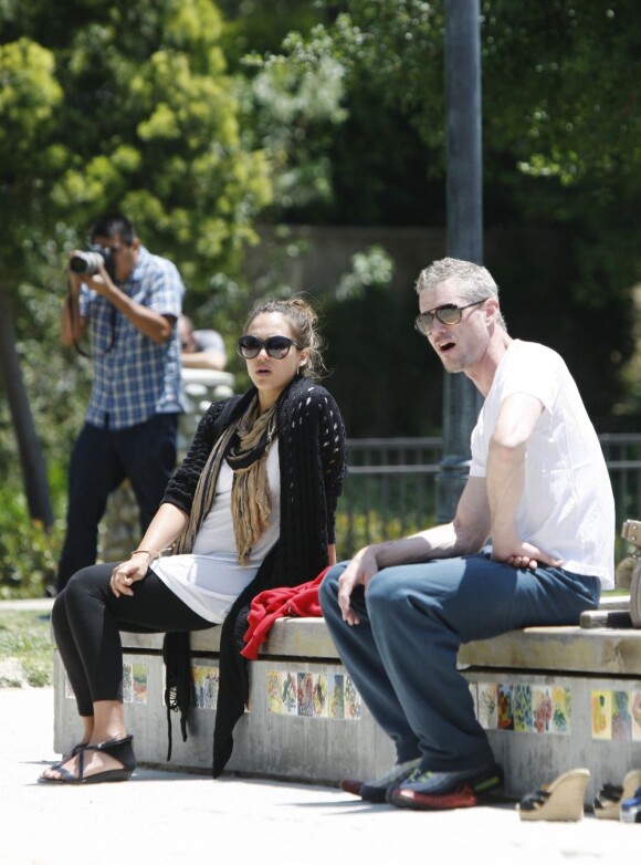 Jessica Alba et Eric Dane se sont retrouvés au parc avec leurs petites familles. Los Angeles, 21 mai 2011
