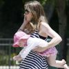 Pendant qu'Eric Dane papotte avec Jessica Alba, Rebecca Gayheart gère  avec brio un coup de fil en tenant sa fille ! Los Angeles, 21 mai 2011