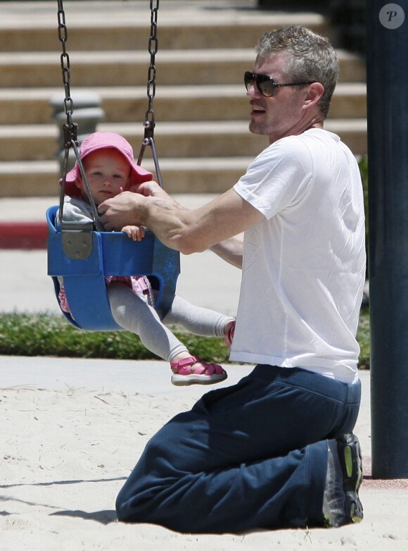 Eric Dane est un vrai papa poule avec sa petite Billie. Los Angeles, 21 mai 2011