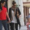 Jessica Alba se balade dans les rues de Los Angeles avec son mari Cash Warren et leur fille Honor, le 21 mai 2011