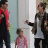 Jessica Alba se balade dans les rues de Los Angeles avec son mari Cash Warren et leur fille Honor, le 21 mai 2011