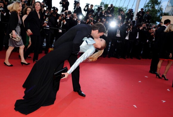 Clovis Cornillac et sa compagne Lilou lors du tapis rouge de The Artist, au festival de Cannes 2011