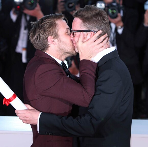 Nicolas Winding Refn, embrassé par son acteur Ryan Gosling, a remporté le prix de la mise en scène lors du 64e Festival de Cannes, le 22 mai 2011.