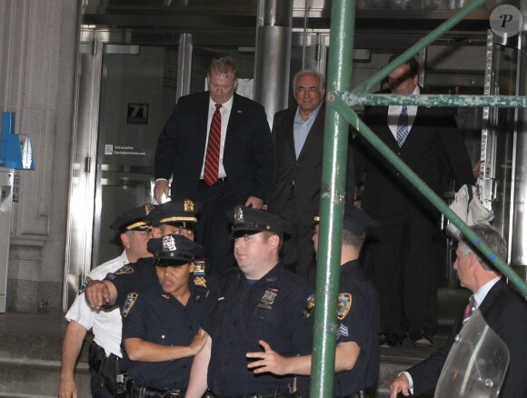 DSK rejoint son nouveau domicile entouré de policiers et gardes du corps, un loft très luxueux à Tribeca le 25 mai 2011 !