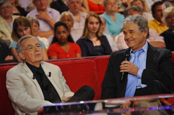Bernard Pivot et Pierre Perret lors de l'enregistrement de Vivement dimanche le 25 mai 2011 (émission diffusée sur France 2 le 19 juin)