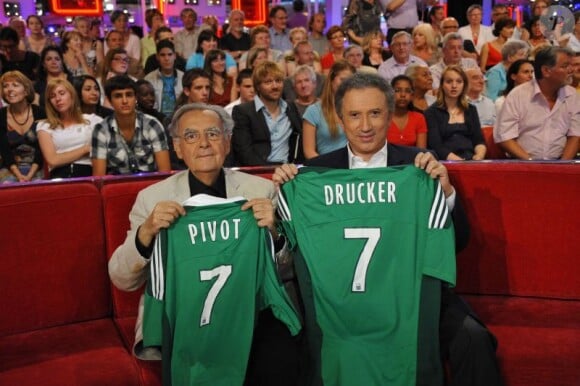 Bernard Pivot et Michel Drucker lors de l'enregistrement de Vivement dimanche le 25 mai 2011 (émission diffusée sur France 2 le 19 juin)