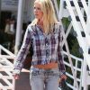 Tara Reid frôle l'anorexie dans son jean taille basse qui dévoile son ventre décharné. Los Angeles, 26 mai 2011