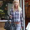Tara Reid frôle l'anorexie dans son jean taille basse qui dévoile son ventre décharné. Los Angeles, 26 mai 2011