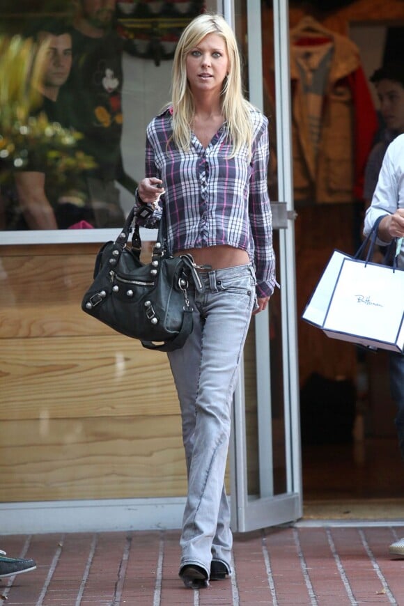 Tara Reid frôle l'anorexie dans son jean taille basse qui dévoile son ventre décharné. Los Angeles, 26 mai 2011