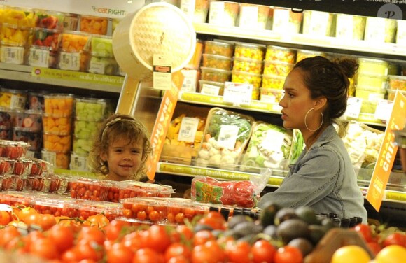 Jessica Alba et sa fille Honor font quelques emplettes dans un supermarché de Beverly Hills, le 27 mai 2011.