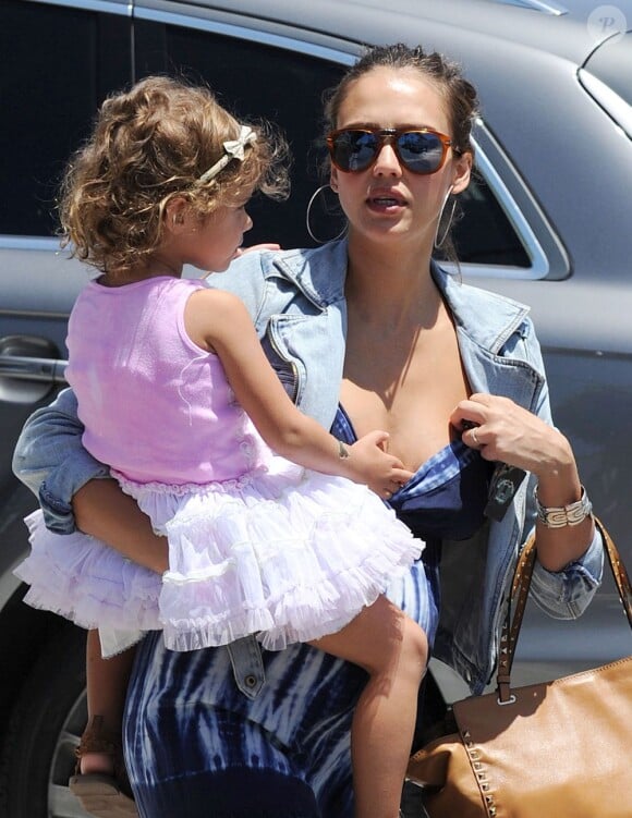 Jessica Alba, avec sa fille Honor dans les bras, profite d'un après-midi ensoleillé à Beverly Hills, le 27 mai 2011.