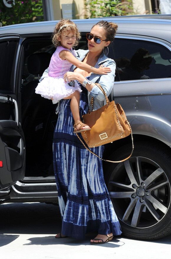 La fille de Jessica Alba, Honor, est heureuse de passer l'après-midi avec sa mère (habillée en Gérard Darel) à Beverly Hills, le 27 mai 2011.