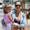 Même enceinte de plusieurs mois, Jessica Alba ne renonce pas à porter sa fille Honor dans les bras quand elle se promène dans les rues de Beverly Hills, le 27 mai 2011.