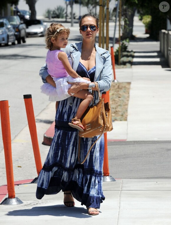 Même enceinte de plusieurs mois, Jessica Alba ne renonce pas à porter sa fille Honor dans les bras quand elle se promène dans les rues de Beverly Hills, le 27 mai 2011.
