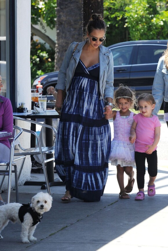 Honor, la fille de Jessica Alba, et une amie sont ravies de croiser le chemin d'un chien dans les rues de Beverly Hills, le 27 mai 2011.