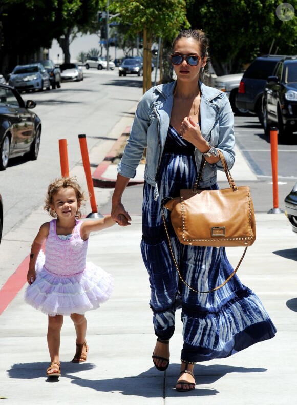 Aussi lookée que sa mère Jessica Alba, Honor marche dans les rues de Beverly Hills, le 27 mai 2011.