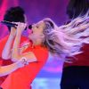 L'équipe de Glee sur scène au Staples Center à Los Angeles le 29 mai 2011 : les cheveux fous de Heather Morris