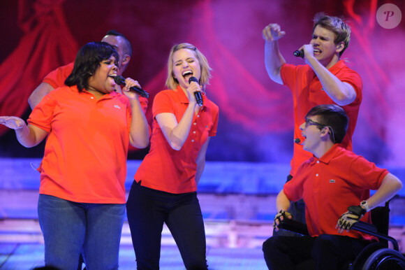 L'équipe de Glee sur scène au Staples Center à Los Angeles le 29 mai 2011 : Dianna Agron s'éclate !