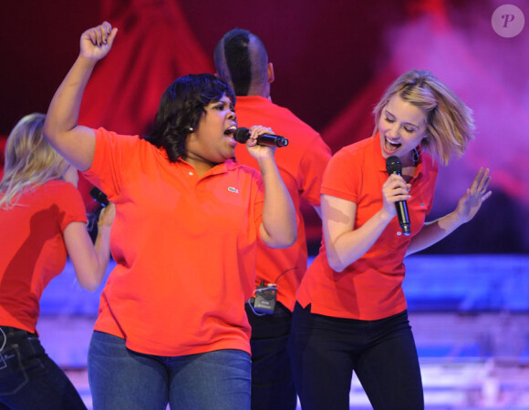 L'équipe de Glee sur scène au Staples Center à Los Angeles le 29 mai 2011