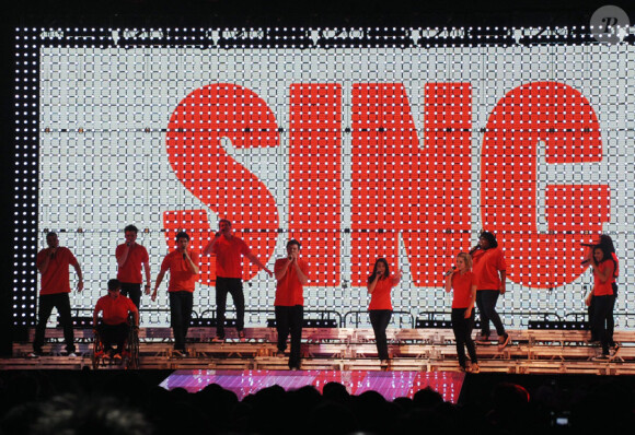 L'équipe de Glee sur scène au Staples Center à Los Angeles le 29 mai 2011