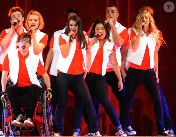 L'équipe de Glee sur scène au Staples Center à Los Angeles le 29 mai 2011 : un show détonnant