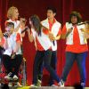 L'équipe de Glee sur scène au Staples Center à Los Angeles le 29 mai 2011