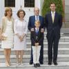Le roi Juan Carlos et la reine Sofia prennent la pose avec leur fille Cristina, son mari et leur fils Miguel Undangarin de Bourbon qui célèbre sa première communion. Madrid, 29 mai 2011