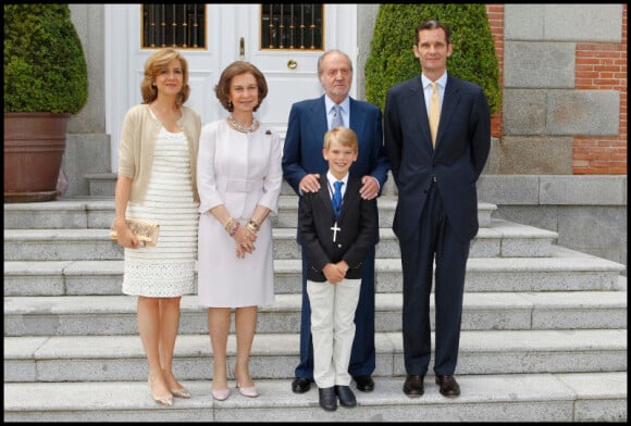 Le roi Juan Carlos et la reine Sofia prennent la pose avec leur fille Cristina, son mari et leur fils Miguel Undangarin de Bourbon qui célèbre sa première communion. Madrid, 29 mai 2011