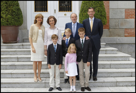 Le roi et la reine d'Espagne posent avec la famille de leur fille, Cristina. Madrid, 29 mai 2011