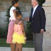 Le roi Juan Carlos d'Espagne au palais Marivent à Majorque avec les filles Obama, en août 2010.