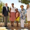 Le roi Juan Carlos d'Espagne au palais Marivent à Majorque avec les filles Obama, en août 2010.