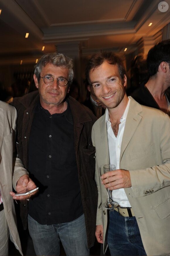 Michel Boujenah et Jonathan Lambert lors de la grande soirée organisée à l'Hôtel de Vendôme, Place Vendôme, à Paris, pour fêter la 100e saison du Grand-Hôtel du Cap-Ferrat, le 30 mai 2010.