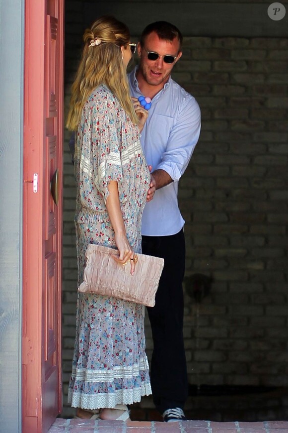 Guy Ritchie et sa jolie Jacqui Ainsley enceinte à l'occasion de la fête donnée par Joel Silver pour le Memorial Day dans sa propriété de Malibu, à Los Angeles, le 30 mai 2011.