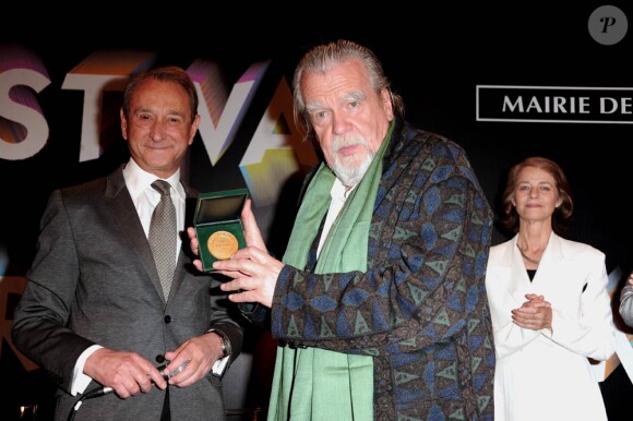Michael Lonsdale, ici avec Bertrand Delanoë et CHarlotte Rampling, honoré lors de la conférence de presse de la neuvième édition du Festival Paris Cinéma, à l'Hôtel de Ville de Paris, le 31 mai 2011.