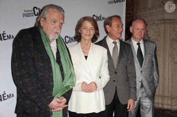 Michael Lonsdale, ici avec Charlotte Rampling, Bertrand Delanoë et Christophe Girard, a été honoré lors de la conférence de presse de la neuvième édition du Festival Paris Cinéma, à l'Hôtel de Ville de Paris, le 31 mai 2011.