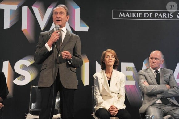 Bertrand Delanoë, Charlotte Rampling et Christophe Girard lors de la conférence de presse de la neuvième édition du Festival Paris Cinéma, à l'Hôtel de Ville de Paris, le 31 mai 2011.