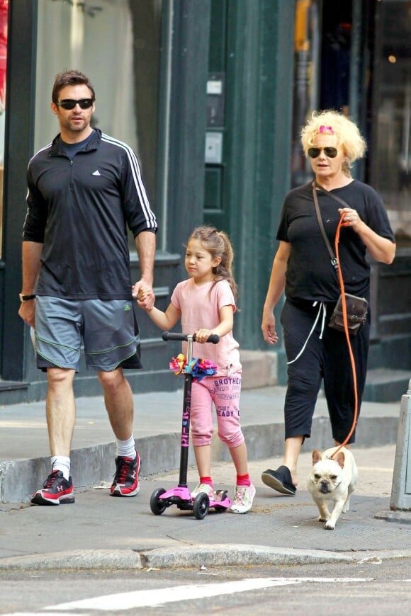 Hugh Jackman, avec sa femme Deborra-Lee Furness et leur fille Ava, à New York le 31 mai 2011