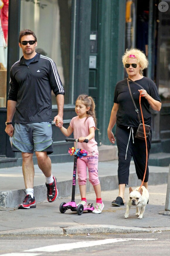 Hugh Jackman, avec sa femme Deborra-Lee Furness et leur fille Ava, à New York le 31 mai 2011