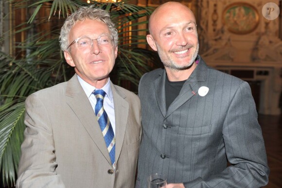 Nelson Monfort et Frank Leboeuf lors du lancement de l'opération 2000 femmes pour 2012, à Paris, le 31 mai 2011.